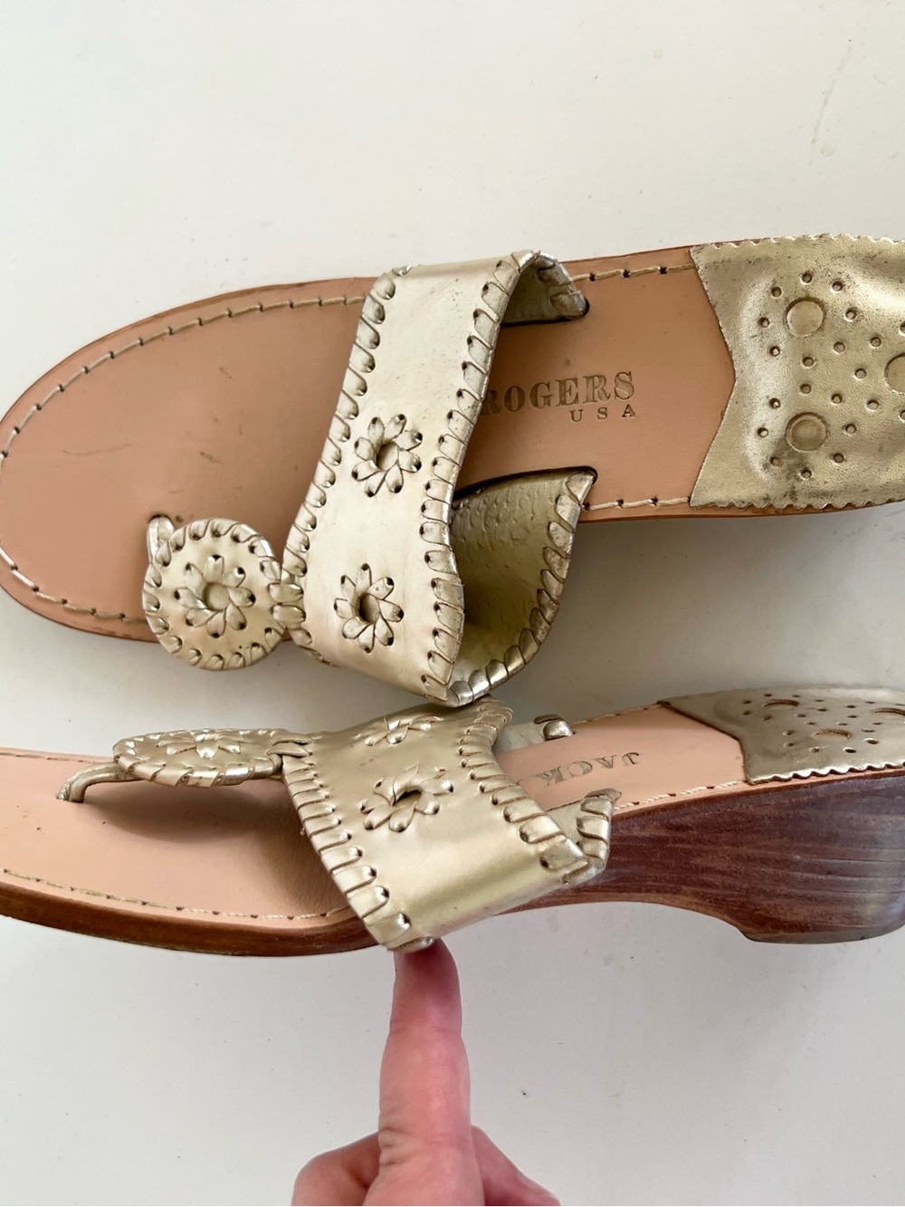 Jack Rogers Mid Wedge 2" Leather Thong Sandals in Metallic Platinum, 8M - Picture 13 of 13